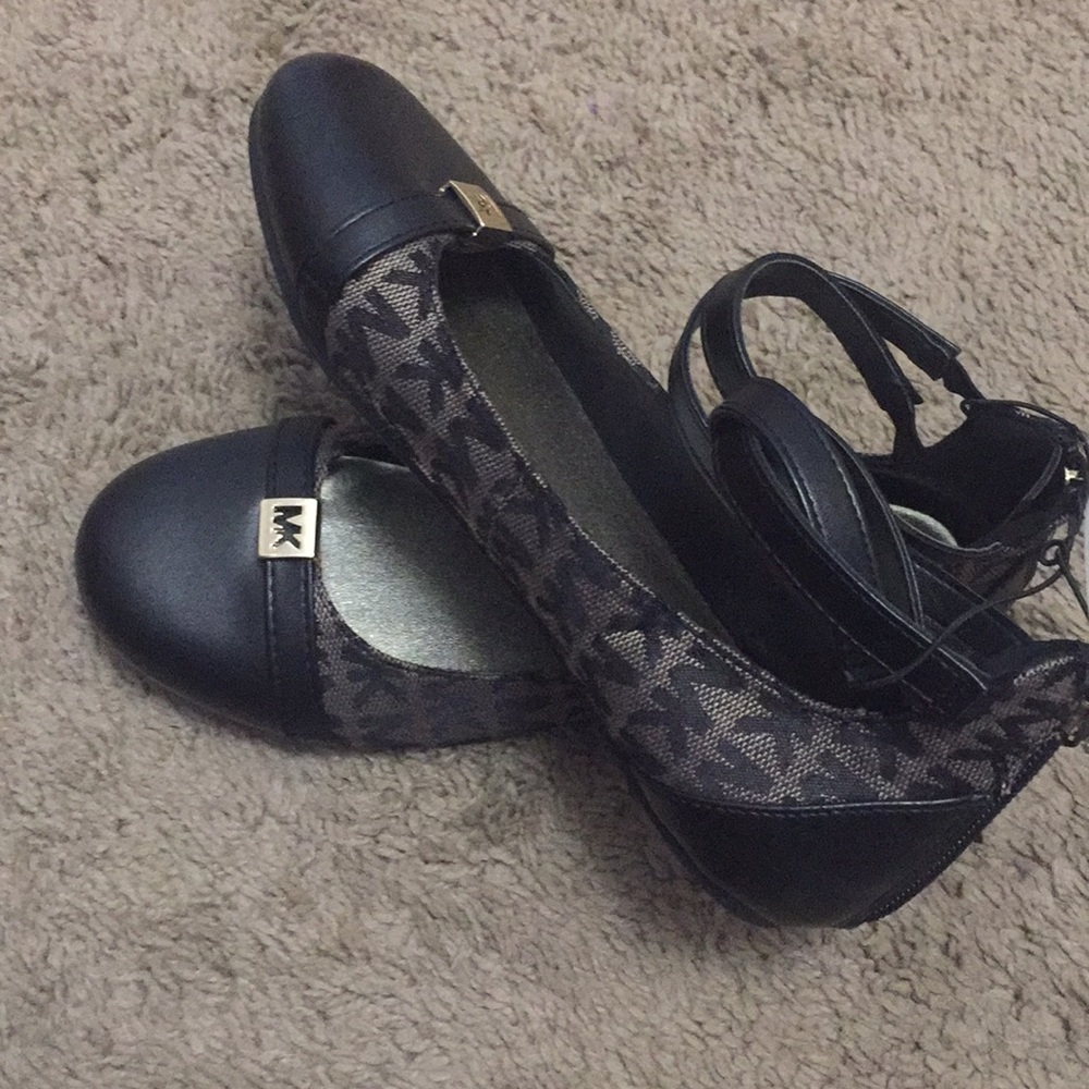Perfect Gift 💝 Girls sz 3 Micheal kors flats